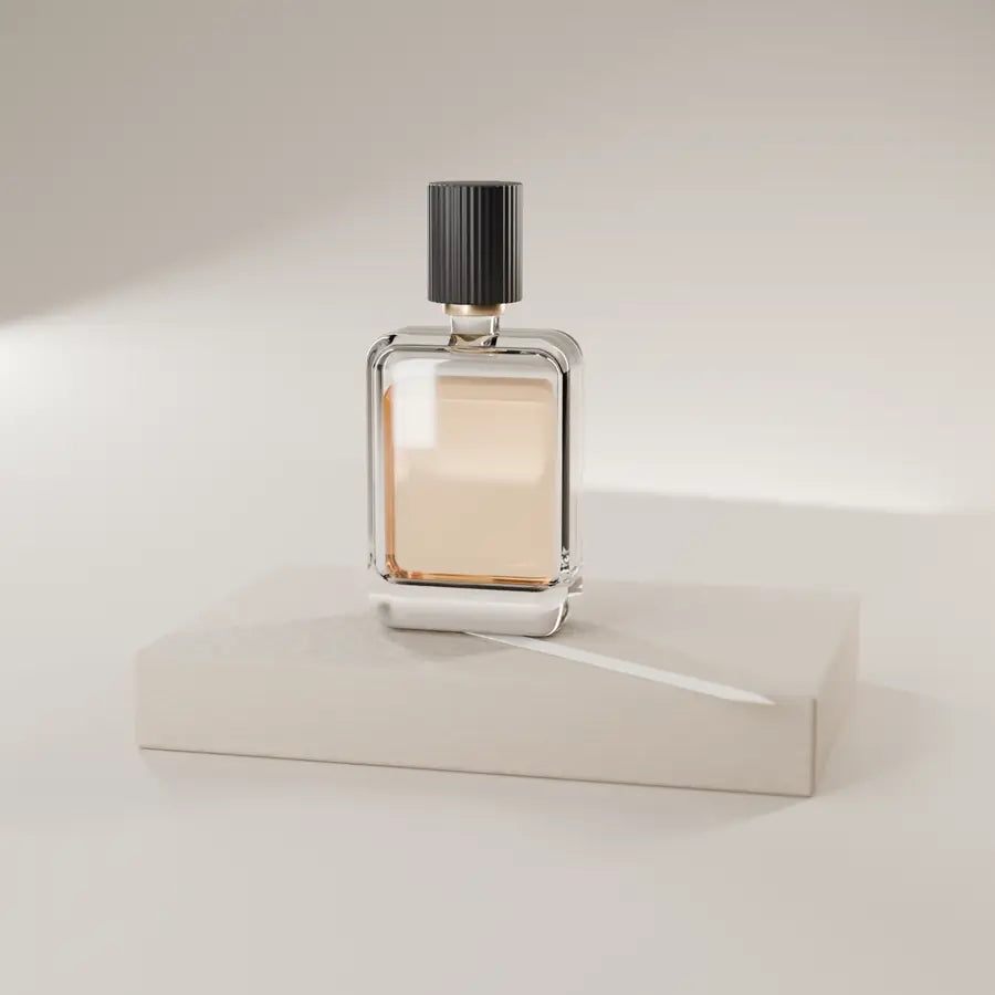 Flacon de parfum en verre au jus ambré, bouchon noir cannelé, posé sur un socle de pierre à côté d'une mouillette